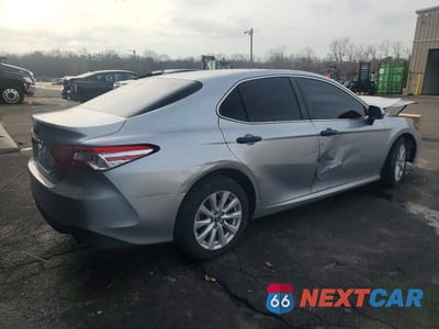 Trzecie zdjęcie samochodu z tyłu: 2018 TOYOTA CAMRY LE VIN:4T1B11HK5JU032465 - miniatura