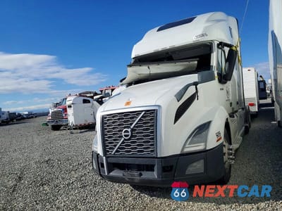 Drugie zdjęcie samochodu z przodu: 2020 VOLVO VNL SEMI TRUCK VIN:4V4NC9EH2LN264025 - miniatura