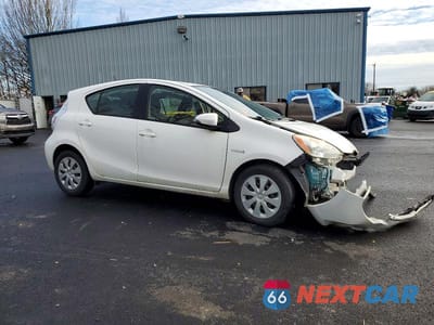 Czwarte zdjęcie samochodu z boku: 2013 TOYOTA PRIUS C VIN:JTDKDTB33D1548709 - miniatura