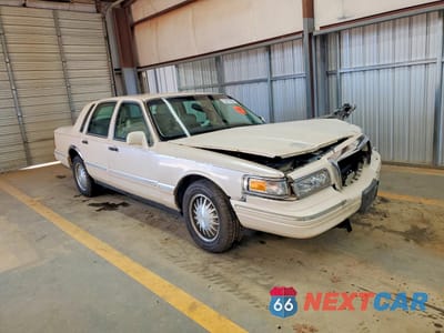 Czwarte zdjęcie samochodu z boku: 1996 LINCOLN TOWN CAR CARTIER VIN:1LNLM83W8TY616580 - miniatura