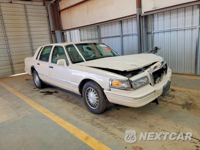 Czwarte zdjęcie samochodu z boku: 1996 LINCOLN TOWN CAR CARTIER VIN:1LNLM83W8TY616580 - miniatura