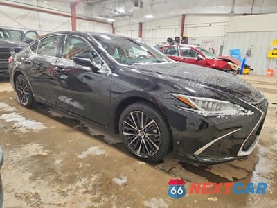 Czwarte zdjęcie samochodu z boku: 2025 LEXUS ES 350 BASE VIN:58ADZ1B1XSU195267 - miniatura