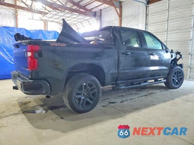 Trzecie zdjęcie samochodu z tyłu: 2024 CHEVROLET SILVERADO K1500 TRAIL BOSS CUSTOM VIN:3GCPDCEK7RG219657 - miniatura