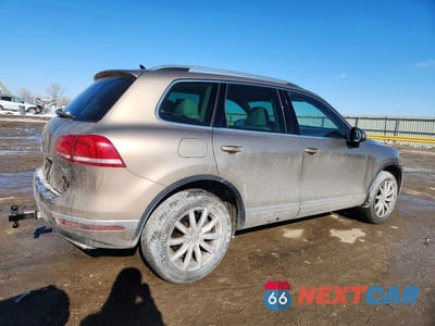 Trzecie zdjęcie samochodu z tyłu: 2016 VOLKSWAGEN TOUAREG SPORT VIN:WVGEF9BP9GD012536 - miniatura