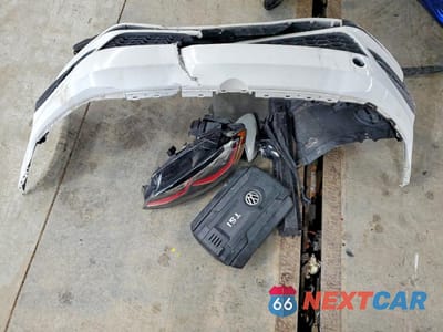 Zdjęcie 12 z 13 samochodu: 2018 VOLKSWAGEN GTI S VIN:3VW547AU1JM254204 - miniatura