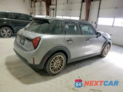 Trzecie zdjęcie samochodu z tyłu: 2025 MINI COOPER S VIN:WMW53GD06S2X52418 - miniatura