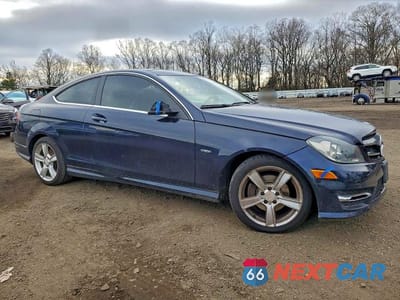 Czwarte zdjęcie samochodu z boku: 2012 MERCEDES-BENZ C 250 VIN:WDDGJ4HB4CF925137 - miniatura
