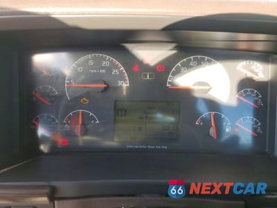 Zdjęcie 8 z 10 samochodu: 2016 VOLVO VNL SEMI TRUCK VIN:4V4N39TGXGN965623 - miniatura