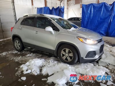 Czwarte zdjęcie samochodu z boku: 2020 CHEVROLET TRAX 1LT VIN:KL7CJLSB6LB002268 - miniatura