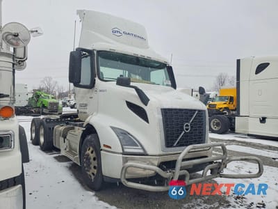 2024 VOLVO VNR SEMI TRUCK 4V4WC9EG2RN655213 - główne zdjęcie licytacji z USA - miniatura