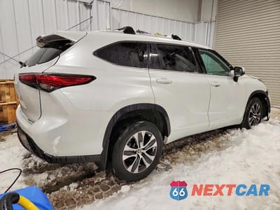 Trzecie zdjęcie samochodu z tyłu: 2022 TOYOTA HIGHLANDER XLE VIN:5TDGZRBH1NS248872 - miniatura