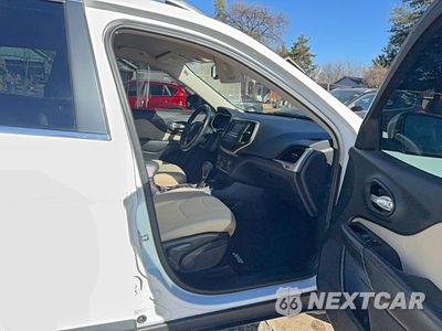 Piąte zdjęcie samochodu w środku: 2016 JEEP CHEROKEE LATITUDE VIN:1C4PJMCB8GW241540 - miniatura