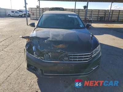 Piąte zdjęcie samochodu w środku: 2018 VOLKSWAGEN PASSAT SE VIN:1VWBA7A33JC005519 - miniatura