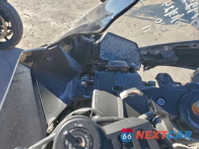 Zdjęcie 7 z 9 samochodu: 2024 YAMAHA YZFR1 VIN:JYARN66E1RA004642 - miniatura