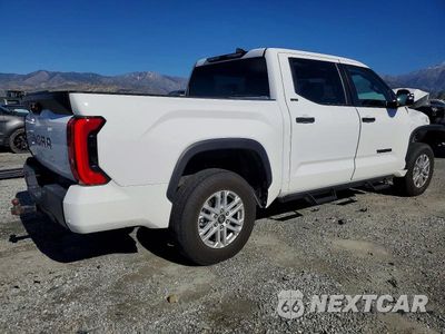 Trzecie zdjęcie samochodu z tyłu: 2025 TOYOTA TUNDRA CREWMAX SR VIN:5TFLA5DB5SX288434 - miniatura