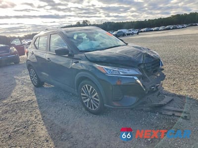 Czwarte zdjęcie samochodu z boku: 2021 NISSAN KICKS SV VIN:3N1CP5CV6ML504657 - miniatura