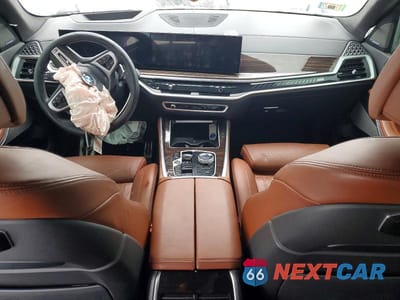 Zdjęcie 8 z 11 samochodu: 2025 BMW X5 M60I VIN:5UX33EU06S9W72816 - miniatura