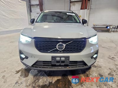 Piąte zdjęcie samochodu w środku: 2025 VOLVO XC40 PLUS VIN:YV4L12UC7S2506634 - miniatura