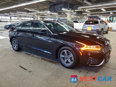 Czwarte zdjęcie samochodu z boku: 2023 KIA K5 LXS VIN:5XXG14J27PG196479 - miniatura