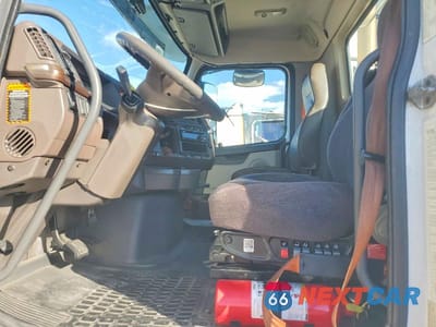Piąte zdjęcie samochodu w środku: 2016 VOLVO VNL SEMI TRUCK VIN:4V4N39TGXGN965623 - miniatura