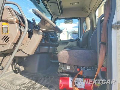 Piąte zdjęcie samochodu w środku: 2016 VOLVO VNL SEMI TRUCK VIN:4V4N39TGXGN965623 - miniatura
