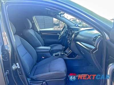 Piąte zdjęcie samochodu w środku: 2013 KIA SORENTO LX VIN:5XYKTDA2XDG330008 - miniatura