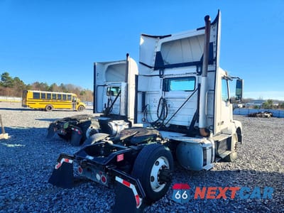 Czwarte zdjęcie samochodu z boku: 2017 VOLVO VNL SEMI TRUCK VIN:4V4N39TG8HN988089 - miniatura