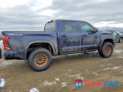 Trzecie zdjęcie samochodu z tyłu: 2025 TOYOTA TUNDRA CREWMAX SR VIN:5TFLA5DB2SX245833 - miniatura