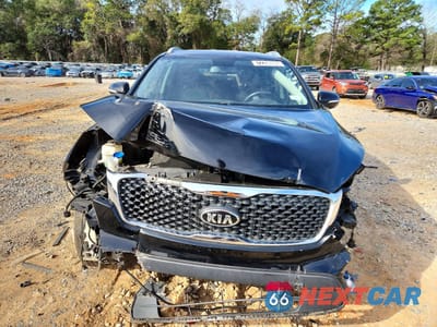 Piąte zdjęcie samochodu w środku: 2018 KIA SORENTO LX VIN:5XYPG4A38JG357531 - miniatura