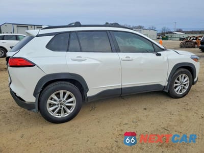 Trzecie zdjęcie samochodu z tyłu: 2023 TOYOTA COROLLA CROSS LE VIN:7MUCAAAG6PV038938 - miniatura