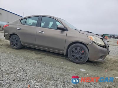 Czwarte zdjęcie samochodu z boku: 2014 NISS VERSA S VIN:3N1CN7AP8EL831889 - miniatura