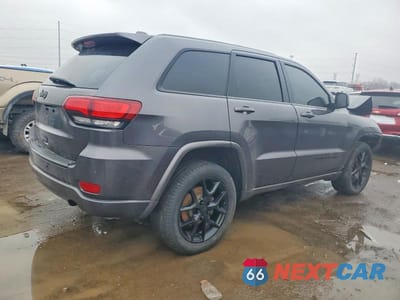 Trzecie zdjęcie samochodu z tyłu: 2018 JEEP GRAND CHEROKEE LAREDO VIN:1C4RJFAG4JC103702 - miniatura