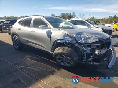 Czwarte zdjęcie samochodu z boku: 2024 CHEVROLET TRAX 1LT VIN:KL77LHE27RC132891 - miniatura