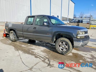 Czwarte zdjęcie samochodu z boku: 2002 CHEVROLET SILVERADO K1500 VIN:2GCEK19VX21210696 - miniatura