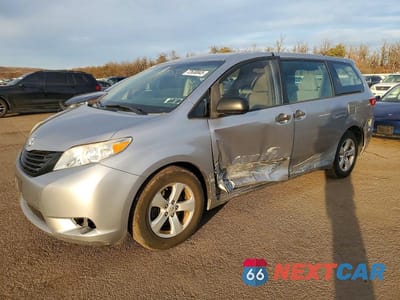 2015 TOYOTA SIENNA 5TDZK3DCXFS591516 - główne zdjęcie licytacji z USA - miniatura