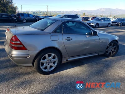 Trzecie zdjęcie samochodu z tyłu: 2003 MERCEDES-BENZ SLK 230 KOMPRESSOR VIN:WDBKK49FX3F293925 - miniatura