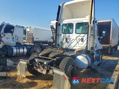 Czwarte zdjęcie samochodu z boku: 2016 FREIGHTLINER CASCADIA 125 SEMI TRUCK VIN:1FUBGEDV6GLHC5609 - miniatura