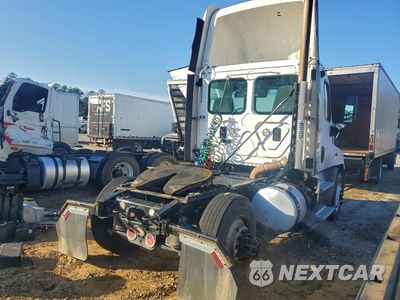 Czwarte zdjęcie samochodu z boku: 2016 FREIGHTLINER CASCADIA 125 SEMI TRUCK VIN:1FUBGEDV6GLHC5609 - miniatura