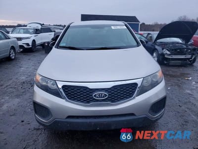 Piąte zdjęcie samochodu w środku: 2013 KIA SORENTO LX VIN:5XYKTCA63DG415916 - miniatura