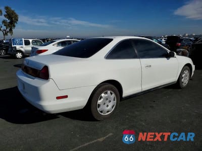 Trzecie zdjęcie samochodu z tyłu: 1998 HONDA ACCORD LX VIN:1HGCG3249WA012386 - miniatura