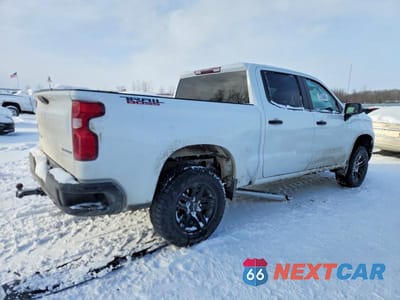 Trzecie zdjęcie samochodu z tyłu: 2024 CHEVROLET SILVERADO K1500 TRAIL BOSS CUSTOM VIN:3GCUDCED3RG416670 - miniatura