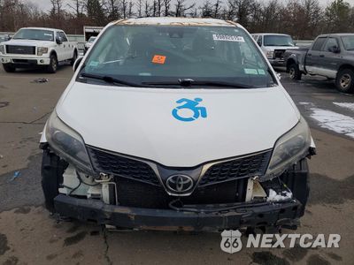Piąte zdjęcie samochodu w środku: 2018 TOYOTA SIENNA SE VIN:5TDXZ3DCXJS953016 - miniatura
