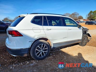 Trzecie zdjęcie samochodu z tyłu: 2020 VOLKSWAGEN TIGUAN SE VIN:3VV3B7AX7LM119999 - miniatura