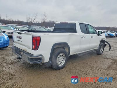 Trzecie zdjęcie samochodu z tyłu: 2022 GMC SIERRA K1500 VIN:1GTRUAED7NZ646510 - miniatura