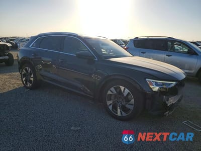 Czwarte zdjęcie samochodu z boku: 2022 AUDI E-TRON PREMIUM PLUS VIN:WA1LAAGE7NB014081 - miniatura