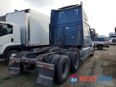 Czwarte zdjęcie samochodu z boku: 2020 VOLVO VNL SEMI TRUCK VIN:4V4NC9EHXLN255878 - miniatura