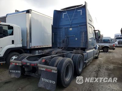 Czwarte zdjęcie samochodu z boku: 2020 VOLVO VNL SEMI TRUCK VIN:4V4NC9EHXLN255878 - miniatura