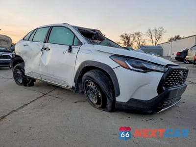 Czwarte zdjęcie samochodu z boku: 2024 TOYOTA COROLLA CROSS L VIN:7MUAAAAG7RV084207 - miniatura