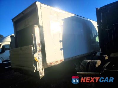 Trzecie zdjęcie samochodu z tyłu: 2021 ISUZU NPR HD BOX TRUCK VIN:54DC4W1D8MS206260 - miniatura