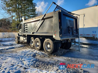 Trzecie zdjęcie samochodu z tyłu: 2022 VOLVO VHD DUMP TRUCK VIN:4V5KC9EH0NN601762 - miniatura